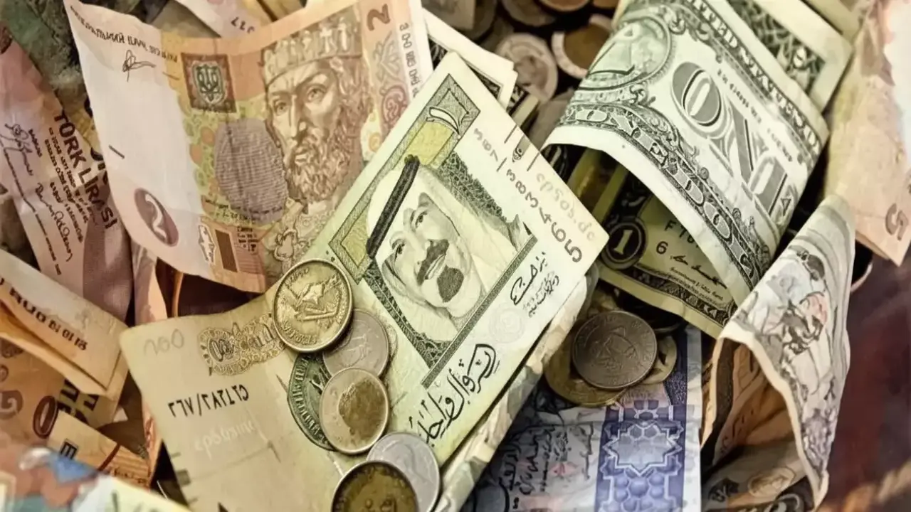 تراجع قيمة الجنيه أمام الدولار والريال السعودي يتجاوز 12.7 جنيه مما يضاعف الضغوط الاقتصادية على المصريين